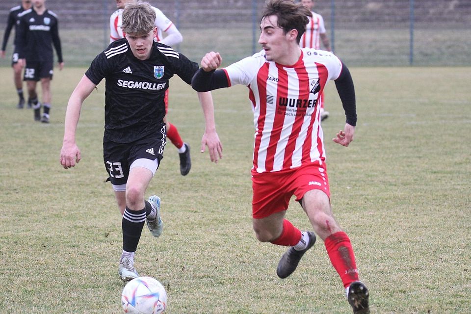 Enges Duell zwischen dem TSV Friedberg (schwarz) und Affing.