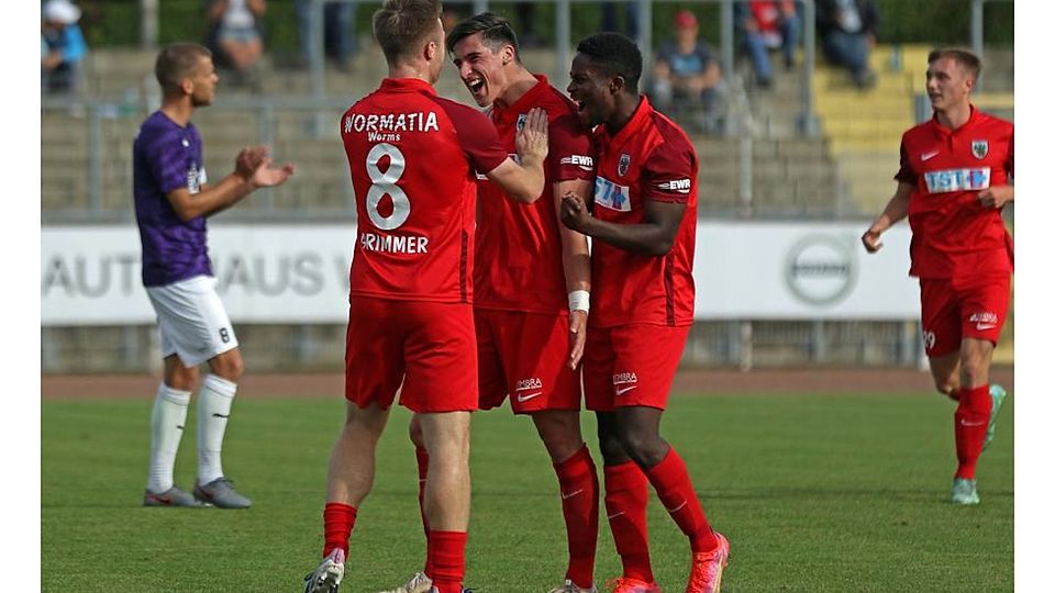 So soll es in Diefflen weitergehen: Gegen den FSV Jägersburg durfte sich Jannik Marx (Mitte) durch Aaron Asamoah (re.) und Lennart Grimmer für das Führungstor feiern lassen.	Foto: pakalski-press/Dirigo