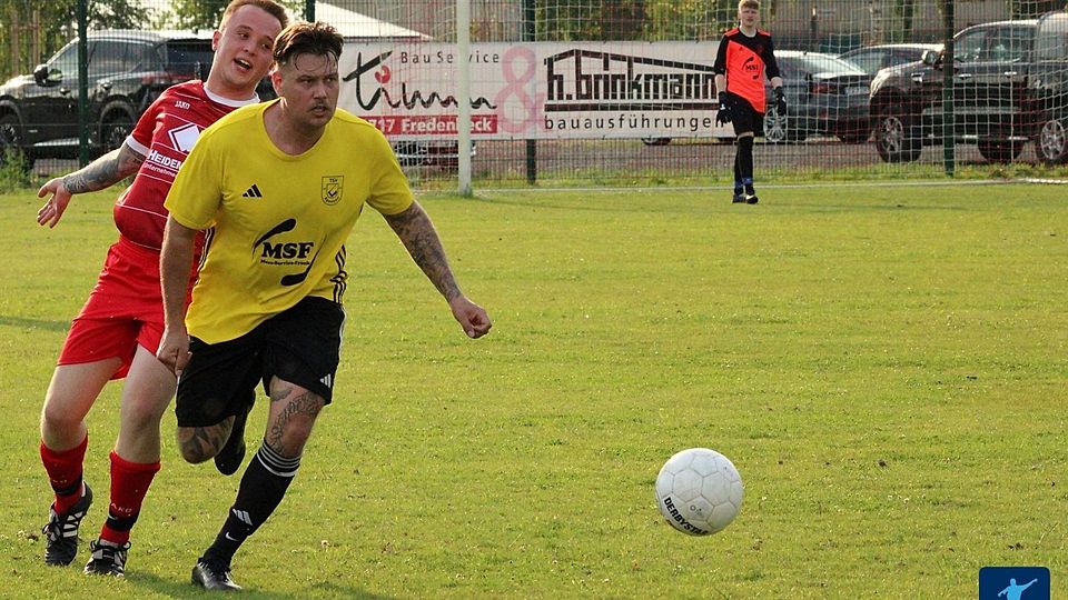 Der TSV Apensen III (gelbes Trikot) hat erstmals in dieser Saison auswärts gewonnen