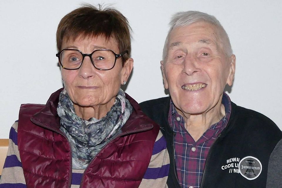 Seit 60 Jahren ist Pius Holzheu mit seiner Gerda verheiratet. Sie hält ein Bild von der Überfahrt nach New York in der Hand.