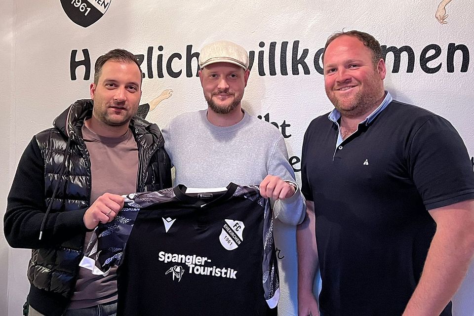 Der neue Trainer beim FC Ehekirchen steht fest: die Abteilungsleiter Simon Schmaus (links) und Markus Bissinger (rechts) mit dem neuen Coach Benjamin Flicker. 