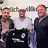 Der neue Trainer beim FC Ehekirchen steht fest: die Abteilungsleiter Simon Schmaus (links) und Markus Bissinger (rechts) mit dem neuen Coach Benjamin Flicker. 