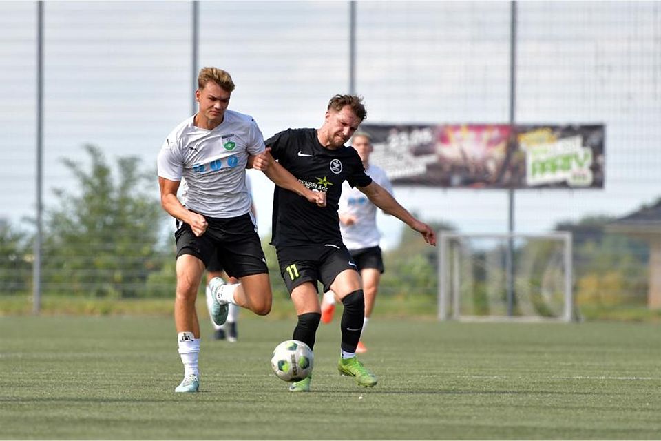 Beim FC Starkenburgia Heppenheim hat sich Felix Walter (links) zum Leistungsträger entwickelt. Der 19-Jährige hat nun wie auch Fynn Langer bekundet, auch nächste Saison beim Fußball-Kreisoberligisten zu spielen. 	Foto: Dagmar Jährling
