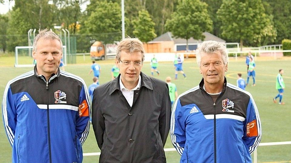 Lutz Bendler (rechts) mit JFV-Obmann Stefan Leschinski und JFV-Präsident Henning Porth (Mitte) bei seiner Vorstellung. Im Hintergrund trainiert seine zukünftige U18-Truppe.