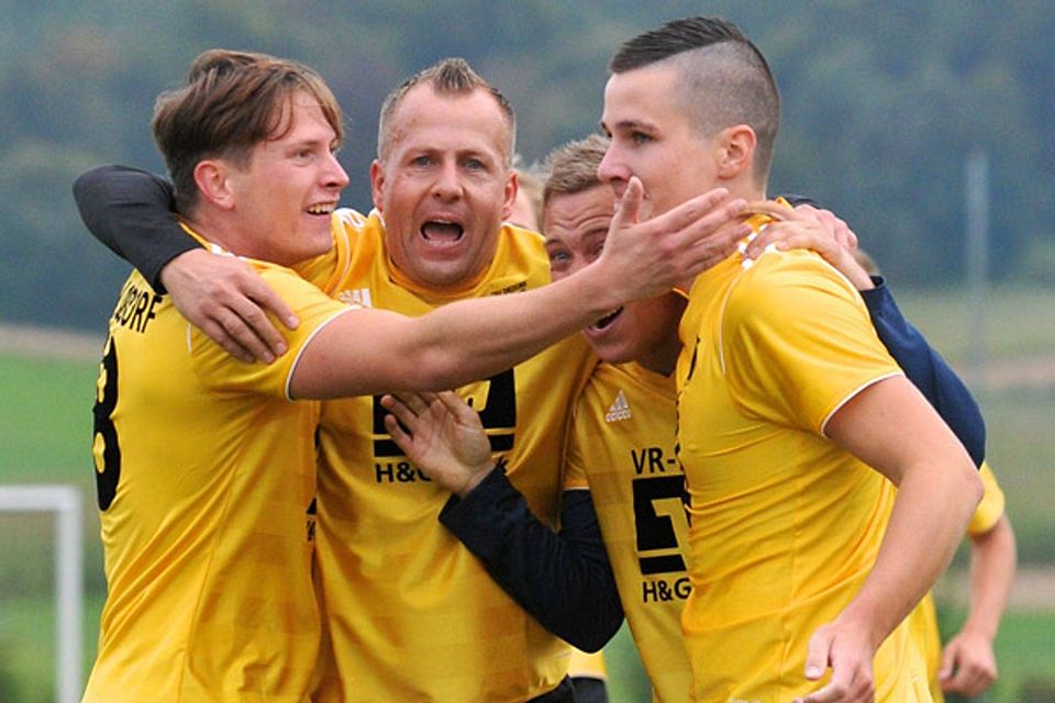 Die Diedorfer Kicker um Spielertraner Jürgen Fuchs (2. von links) bejubeln den 1:0-Siegtreffer im Spitzenspiel gegen den VfL Kaufering. Ganz rechts Torschütze Benjamin Keller.  Foto: Andreas Lode.