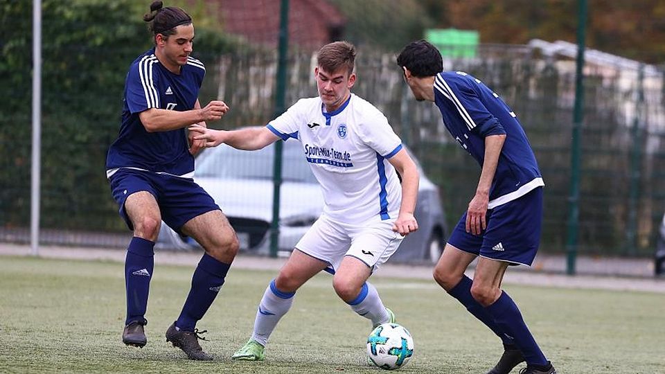 Nikolas Helm (hier im Zweikampf mit den Georgenhausen-Spielern Lennard Müller und Mohamed Ben Haj Youssef) und die SG Sandbach wollen mit einem Sieg beim FC Rimhorn weiter im Rennen um den Aufstieg in der Kreisoberliga bleiben.