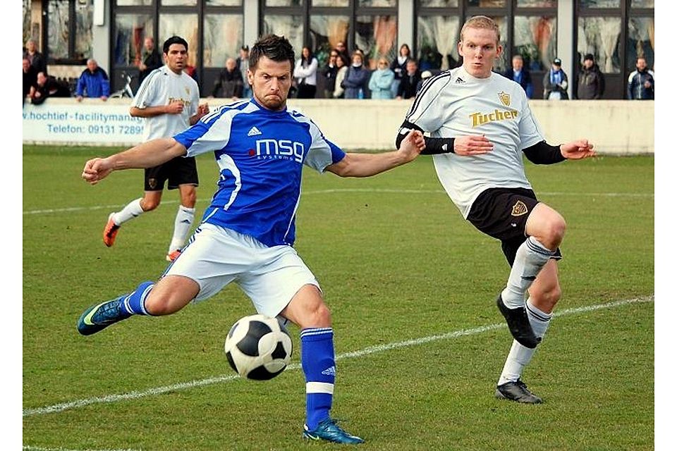 Mijo Stijepic (li.) gelang heute kein Treffer. Der FC Ismaning teilt die Punkte. F: Leifer