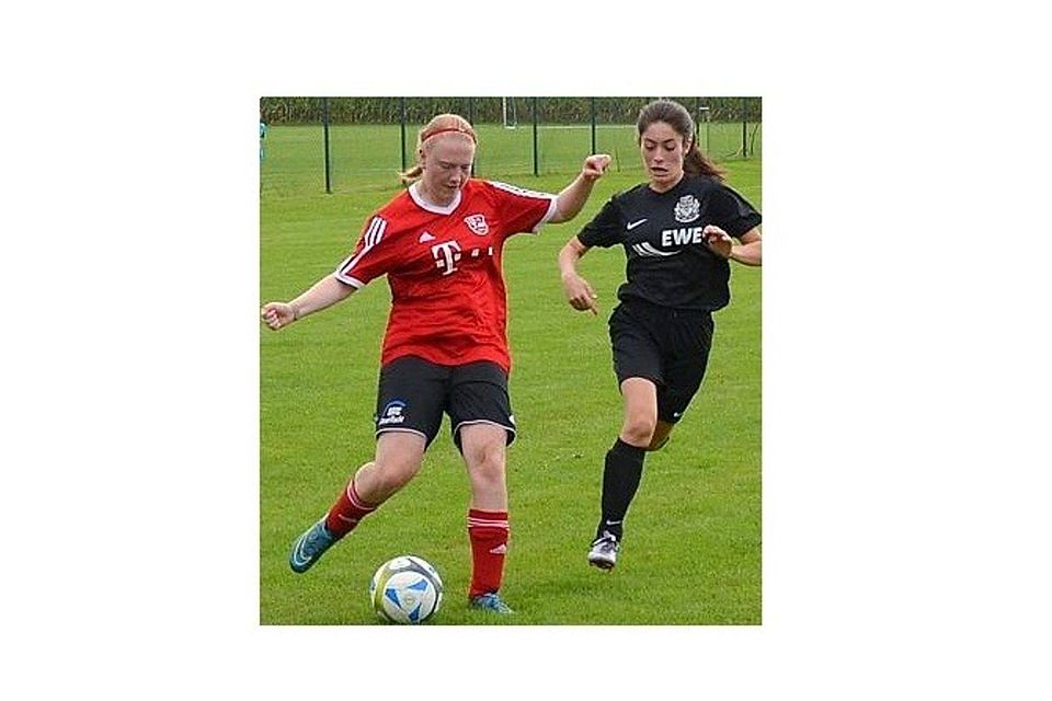Umkämpftes Spiel: In der 1. Kreisklasse unterlagen die Frauen  des VfL Stenum II  (rotes Trikot) dem  TSV Ganderkesee mit 0:2. Guido Finke