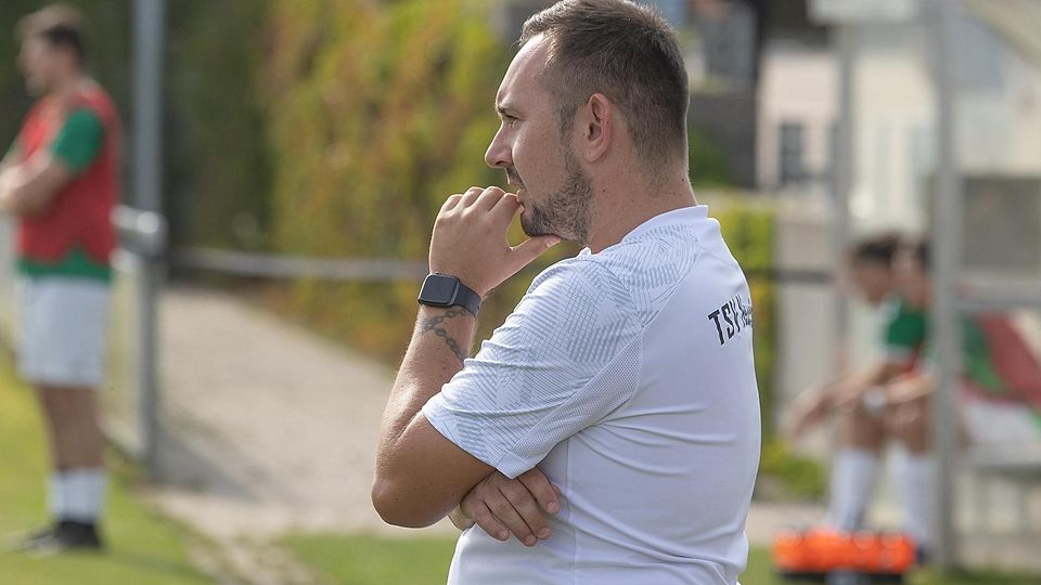 Robert Schöttl, Trainer der U23 des TSV Neuried, rutscht mit seiner Mannschaft nach der Niederlage gegen Dinamo München auf den letzten Tabellenplatz.
