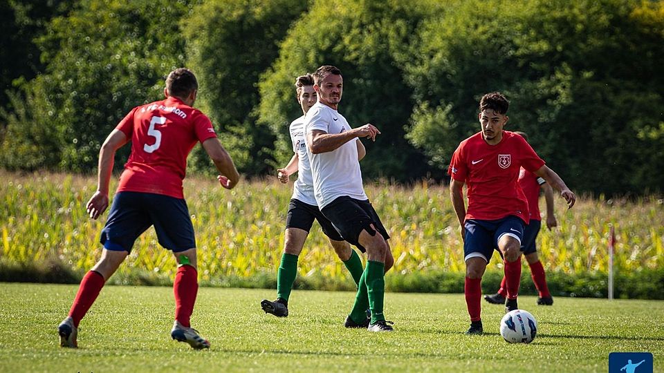 Gelingt dem FC Rimhorn (rote Trikots) der Derbysieg bei der SG Sandbach?