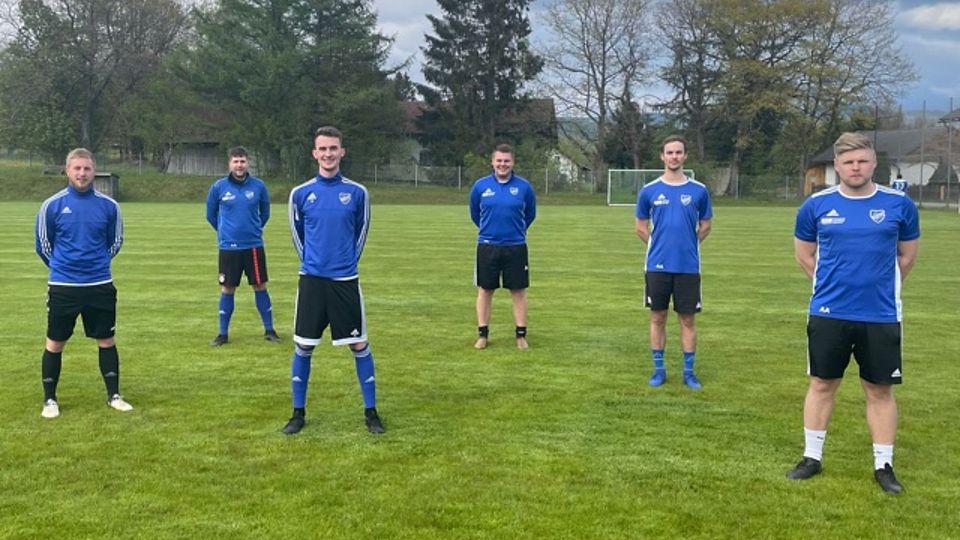 Die Riedlhütter Neuen von links nach rechts: Rene Bauer, Matthias Kaatz, Julian Fruth, Michael Heyn, Matthias Greiner, Trainer Alexander Adam   Nicht auf dem Bild: Dzhoni Oragvelidze