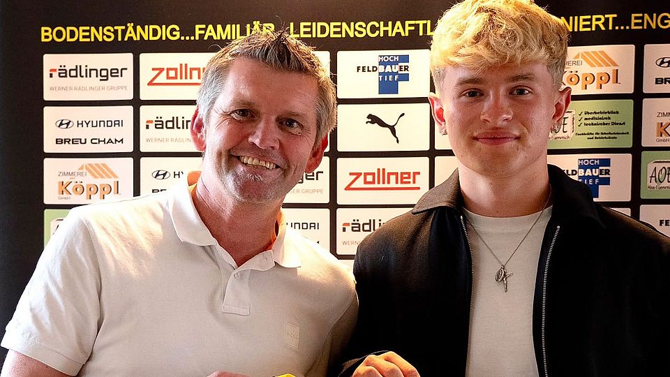 Abteilungsleiter Roland Dachauer freut sich über die Zusage von Max Meyer (rechts).