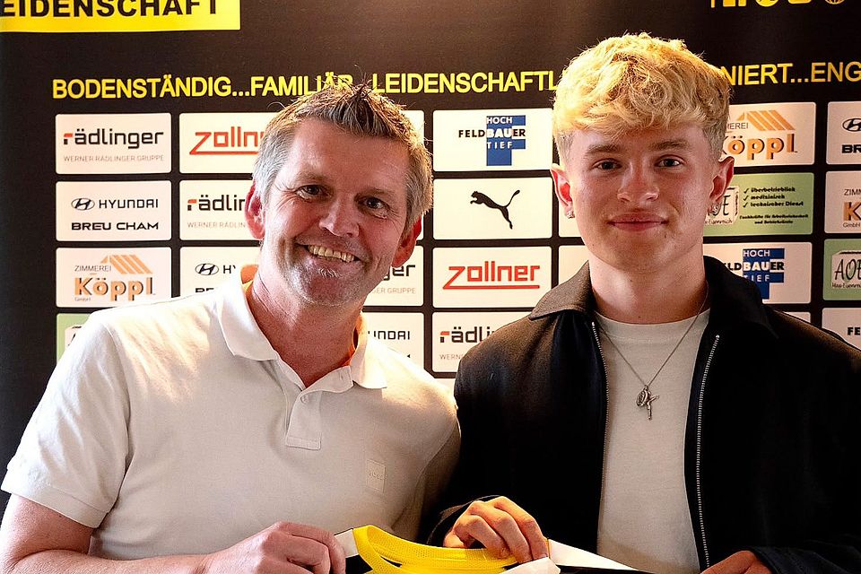 Abteilungsleiter Roland Dachauer freut sich über die Zusage von Max Meyer (rechts).