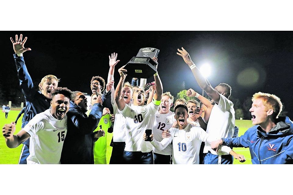 So sehen Sieger aus: Robin Afamefuna (Mitte) reckt die Trophäe nach dem Abschluss der regulären Saison, die Virginia als Erster beendete, in die Höhe. So sehen Sieger aus: Robin Afamefuna (Mitte) reckt die Trophäe nach dem Abschluss der regulären Saison, die Virginia als Erster beendete, in die Höhe.