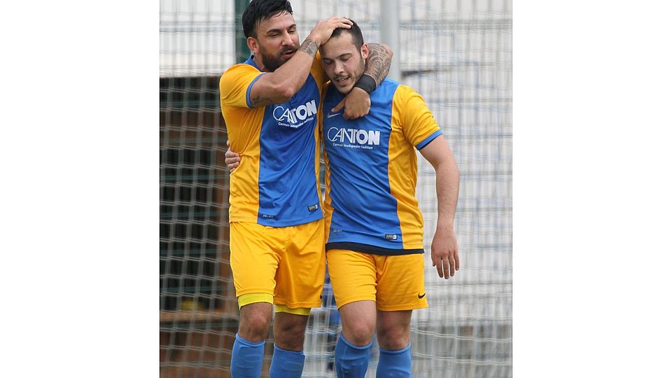 Parves Naziri und Raffaele Banchetto (von links) freuen sich. Sie siegen mit dem TuS Merzhausen in Neu-Anspach und bestreiten am nächsten Sonntag gegen Usingen ein ?Endspiel? um die Teilnahme an der Verbandsliga-Aufstiegsrunde.