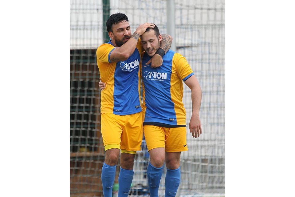 Parves Naziri und Raffaele Banchetto (von links) freuen sich. Sie siegen mit dem TuS Merzhausen in Neu-Anspach und bestreiten am nächsten Sonntag gegen Usingen ein ?Endspiel? um die Teilnahme an der Verbandsliga-Aufstiegsrunde.