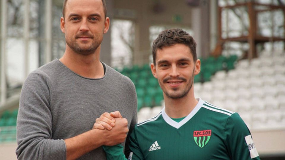 Willkommen in Schweinfurt: Der Sportliche Leiter Björn Schlicke (li.) gegrüßt Maxi Bauer im Willy-Sachs-Stadion. 