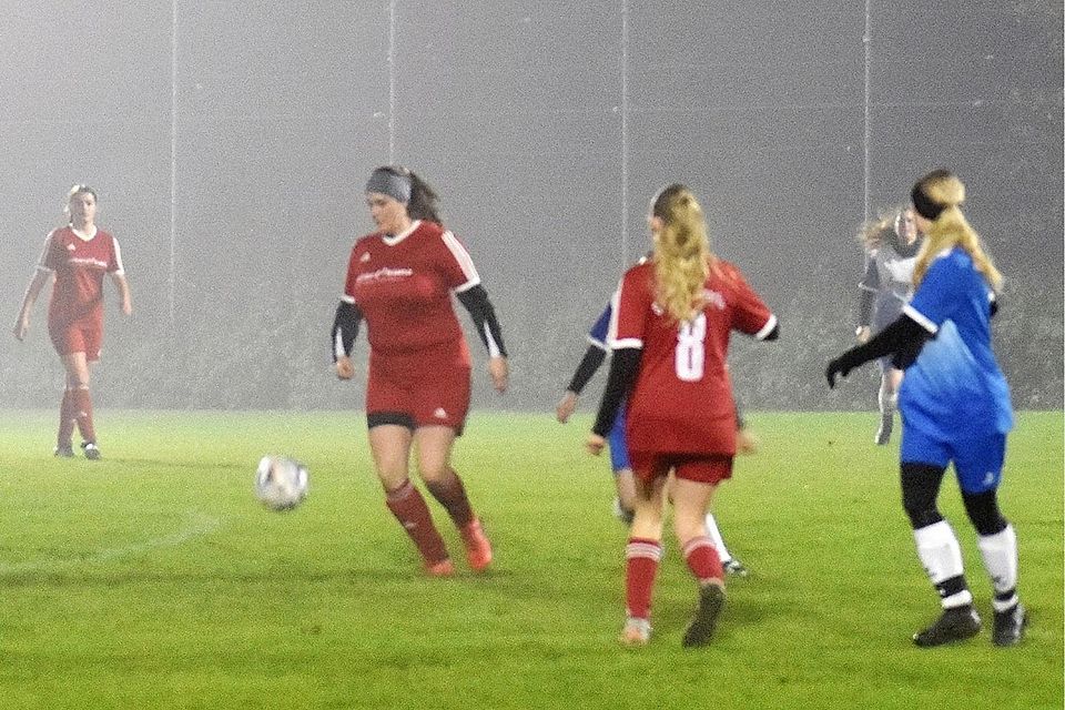 Nass, kalt und grau war es beim Spiel zwischen der SG Puchheim II und RW Überacker III.