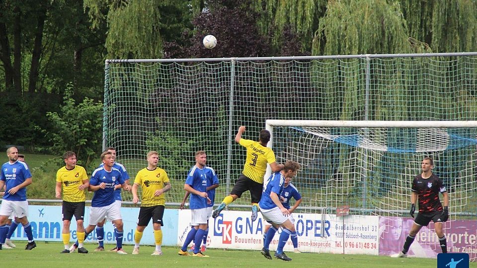 Zwei von vier Teams, die im packenden Abstiegskampf stecken: Der SV Kauerhof (in Gelb-Schwarz) und der TuS Rosenberg II (in Blau-Weiß).