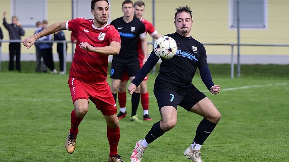 Auf den SV Sulzbach (rechts Alex Alvarez) wartet das nächste Lokalduell.