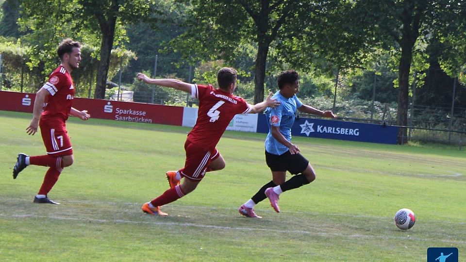 Die Spieler des SV Bliesmengen-Bolchen (Rot) sind gegen Saar 05 Saarbrücken gefordert