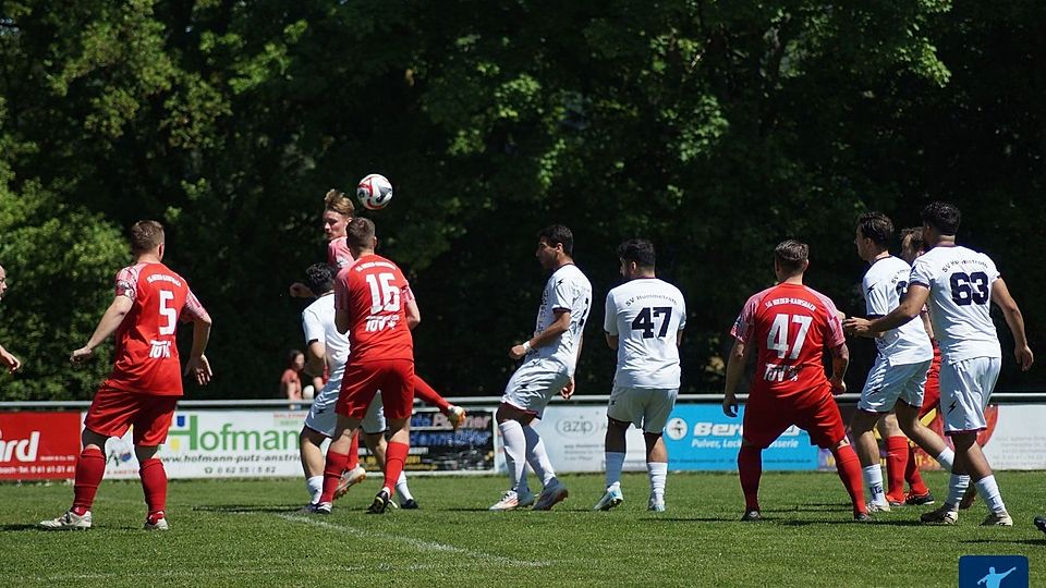 Hummetroth II (weiße Trikots) empfängt Verfolger Erbach, während die Kainsbacher Reserve (rote Trikots) zum Derby bei Brensbach II gastiert.