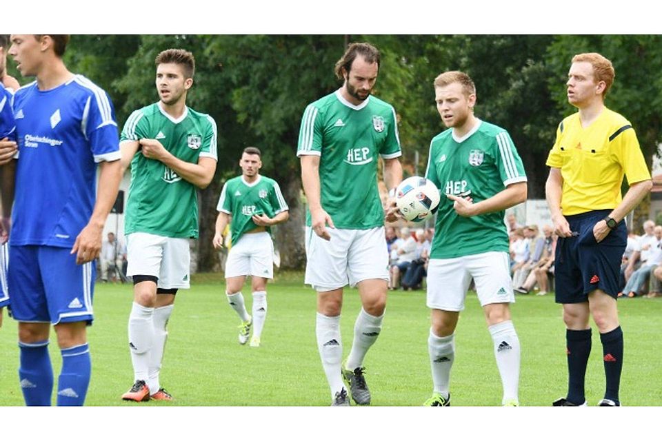 Sind bereit: Holzkirchens (ab 2.v.l.) Julian Allgeier, Ljeotrim Sekiraqa, Marco Höferth und Benedict Gulielmo freuen sich auf das Derby mit dem FC Deisenhofen. Im Hinspiel trennten sich die beiden Mannschaften 2:2-Unentschieden.
