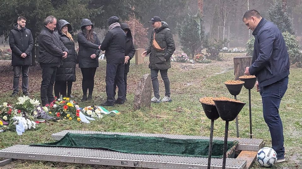 Mit einem Fußball verabschiedet Enis Djerlek Hans Oertwig