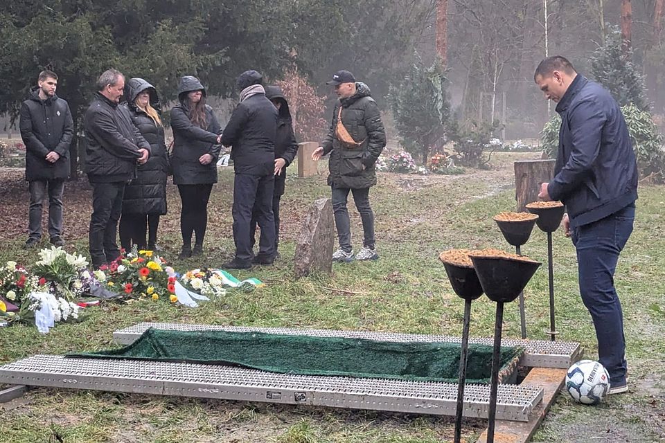 Mit einem Fußball verabschiedet Enis Djerlek Hans Oertwig