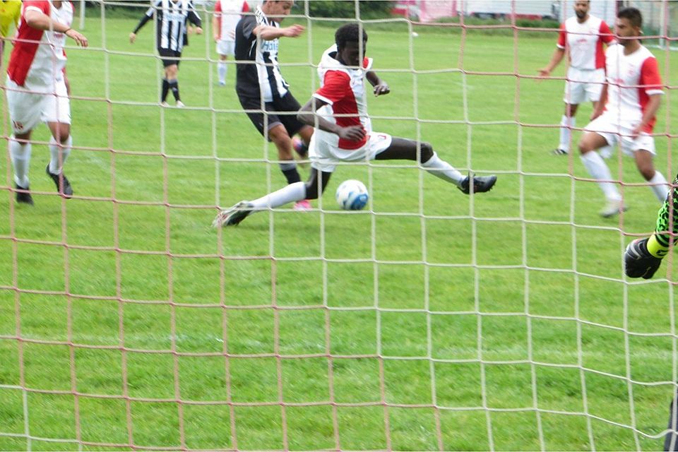 Getunnelt: Bischofsheims Baye Diop bekommt den Ball vor dem 0:3 durch Treburs Mohamed Essalat durch die weit gespreizten Beine. F: Presta