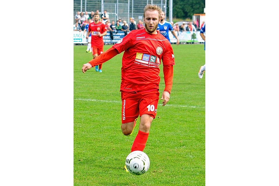 Verbandsliga-Kicker Christopher Schmandt, hier in einem anderen Spiel, erzielte gegen Roggendorf zwei Tore. Foto: Carsten Darsow