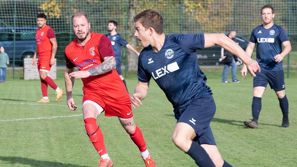 Tempo am Ball: Türkspor Hausham (in Rot) und der TSV Irschenberg (in Blau) trennten sich...