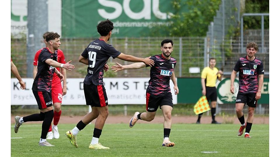Ehre, wem Ehre gebührt: Die Wormatia-Spieler Niklas Meyer (links) und Omar Hashem Sayed gratulieren dem Vierfach-Torschützen Mert Özkaya zu seiner Gala-Vorstellung. Rechts im Bild: Moritz Gotthardt.	Foto: Christine Dirigo/pakalski-press