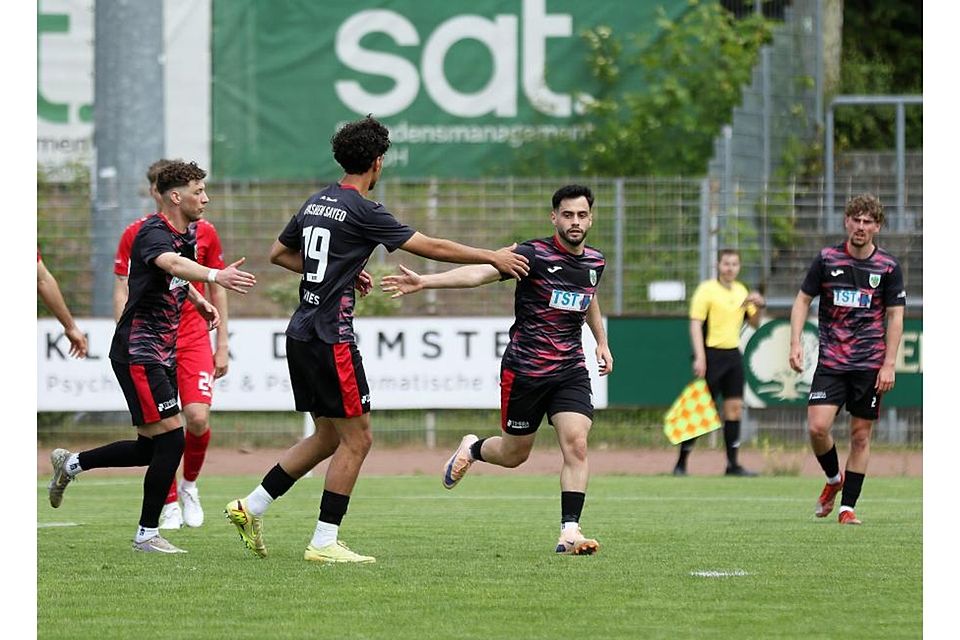 Ehre, wem Ehre gebührt: Die Wormatia-Spieler Niklas Meyer (links) und Omar Hashem Sayed gratulieren dem Vierfach-Torschützen Mert Özkaya zu seiner Gala-Vorstellung. Rechts im Bild: Moritz Gotthardt. Foto: Christine Dirigo/pakalski-press Ehre, wem Ehre gebührt: Die Wormatia-Spieler Niklas Meyer (links) und Omar Hashem Sayed gratulieren dem Vierfach-Torschützen Mert Özkaya zu seiner Gala-Vorstellung. Rechts im Bild: Moritz Gotthardt. Foto: Christine Dirigo/pakalski-press