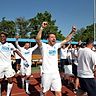 Jubel bei den Spielern vom TSV Schott Mainz: Die Mainzer feiern die Oberliga-Meisterschaft und den Aufstieg in die Regionalliga.
