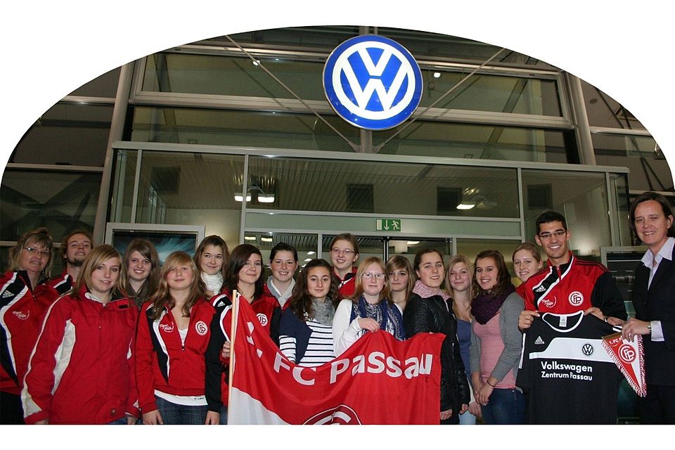 Die Mädels beim Empfang der neuen Trikots gesponsert vom Volkswagenzentrum Passau. Foto: TB.FCP Die Mädels beim Empfang der neuen Trikots gesponsert vom Volkswagenzentrum Passau. Foto: TB.FCP