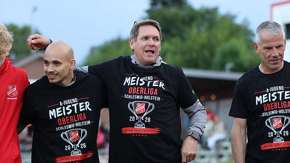 Trainer Martin Steinbek (Mitte) jubelte im Mannschaftskreis an der Seite der Co-Trainer Max Nolle (l.) und Willi Loss (r.). 