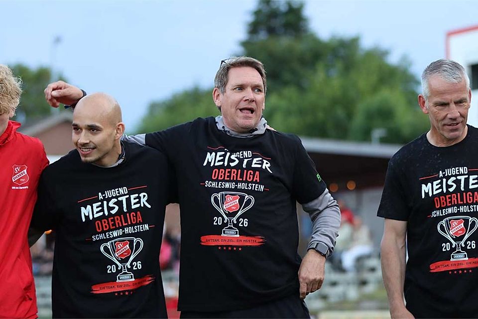 Trainer Martin Steinbek (Mitte) jubelte im Mannschaftskreis an der Seite der Co-Trainer Max Nolle (l.) und Willi Loss (r.). 