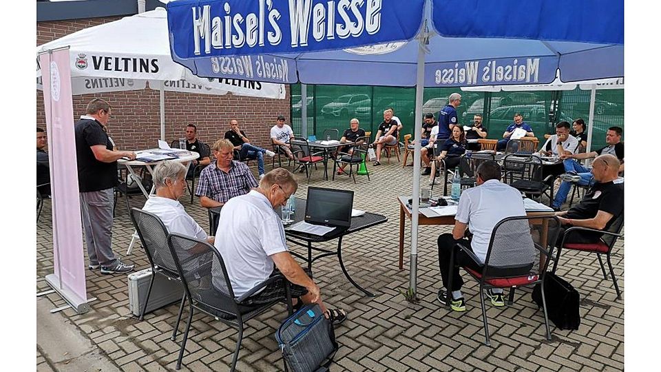 Die Delegation um Klassenleiter Martin Seidel (l., stehend) zurrt mit den Vertretern der 16 Kreisoberligisten in Breitscheid die Bedingungen für die Saison 2020/2021 fest. 	Foto: Timo König