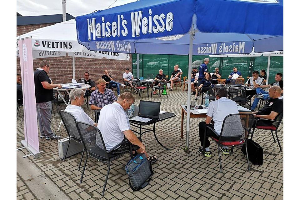 Die Delegation um Klassenleiter Martin Seidel (l., stehend) zurrt mit den Vertretern der 16 Kreisoberligisten in Breitscheid die Bedingungen für die Saison 2020/2021 fest. 	Foto: Timo König