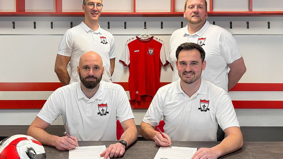 Vorne: Cheftrainer Andre Fuchs mit Co-Spielertrainer Matthias Kühling bei der Vertragsunterzeichnung. Hinten Abteilungsleiter Hubert Buchart und Abteilungsleiter/Co-Trainer Hannes Stehle.