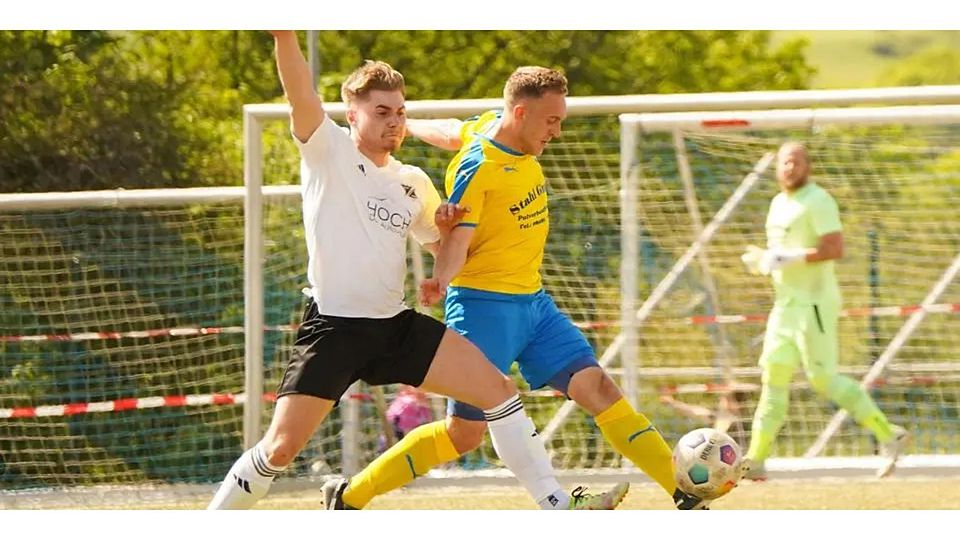 Einen Tick eher am Ball ist in dieser Szene Marlin Reinl (r.) von der SG Waldsolms im Duell mit Jerome Kaufmann vom FSV Schröck. © Isabel Althof