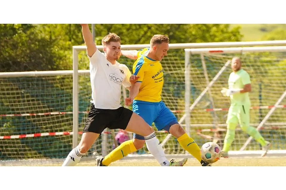 Einen Tick eher am Ball ist in dieser Szene Marlin Reinl (r.) von der SG Waldsolms im Duell mit Jerome Kaufmann vom FSV Schröck. © Isabel Althof