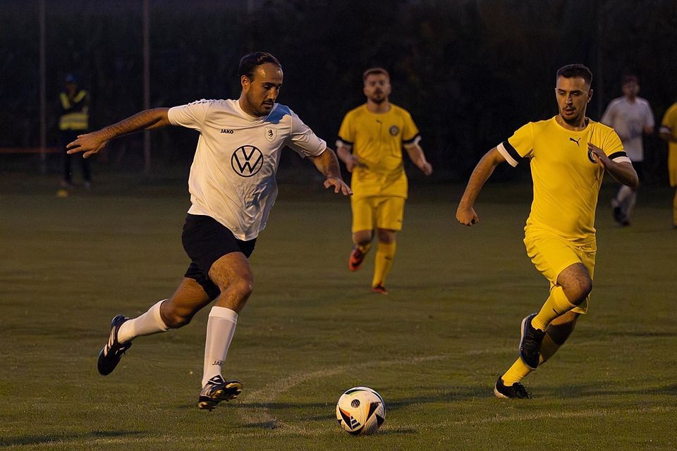 Ein Gegenspieler in Turnschuhen (!) war für Grafings Quirin Kreitmaier (links) nur eine von vielen Kuriositäten.