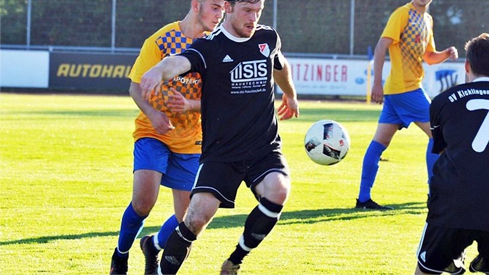 Michael Bihler (am Ball) ist die Kicklinger Lebensversicherung.   F.: Karl Aumiller