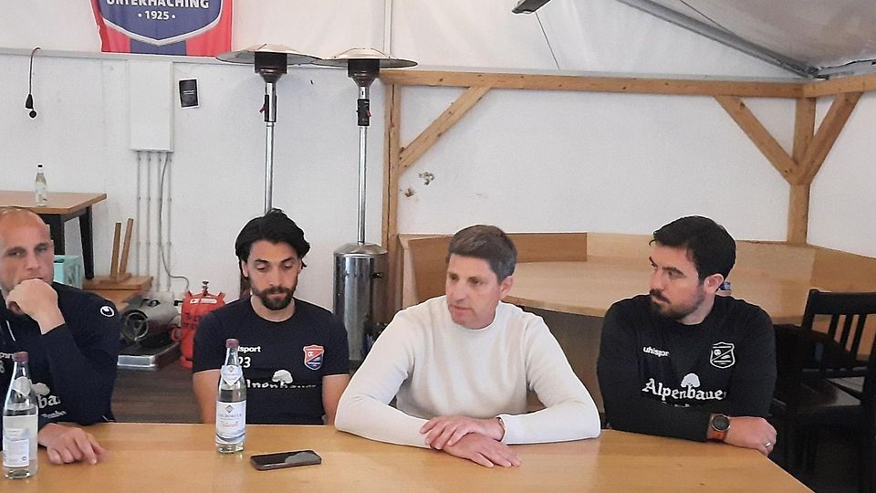 Ernste Mienen bei der SpVgg Unterhaching (v.l.): Manuel Stiefler, Markus Schwabl, Pressesprecher Florian Rensch und Trainer Vitali Matvienko vor dem Duell bei Pokalschreck Illertissen.