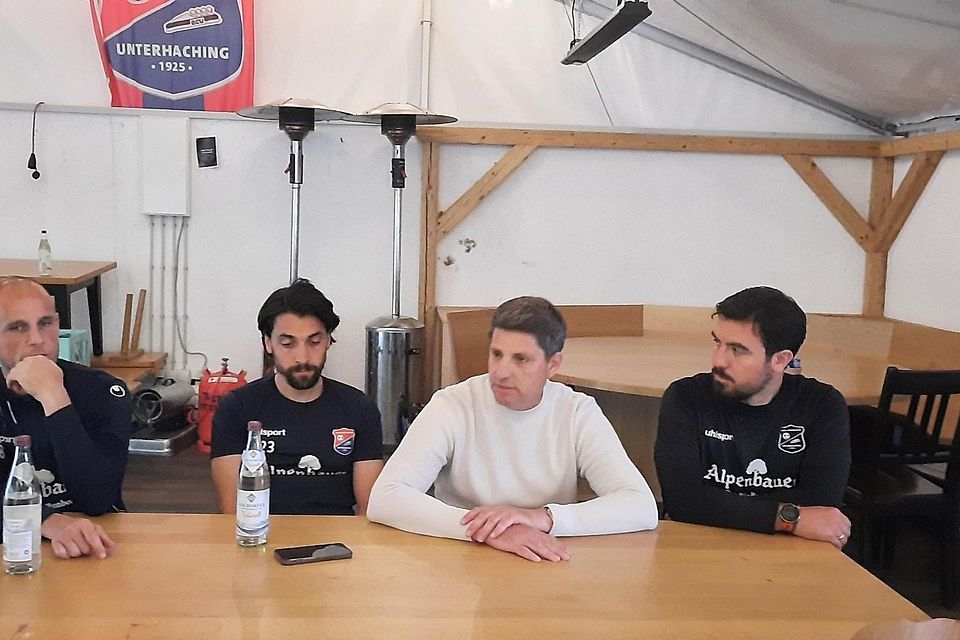 Ernste Mienen bei der SpVgg Unterhaching (v.l.): Manuel Stiefler, Markus Schwabl, Pressesprecher Florian Rensch und Trainer Vitali Matvienko vor dem Duell bei Pokalschreck Illertissen.
