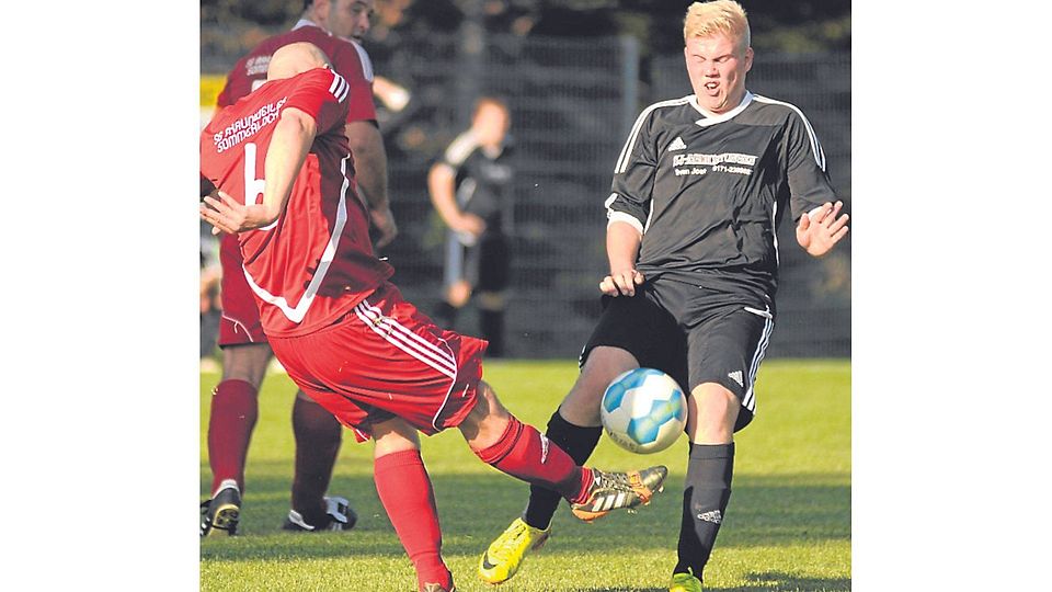 Abgeblockt: Feilbingerts Julian Aumer (rechts) wirft sich Braunweilers Daniel Bartsch in die Schussbahn.   (Foto: Heidi Sturm)