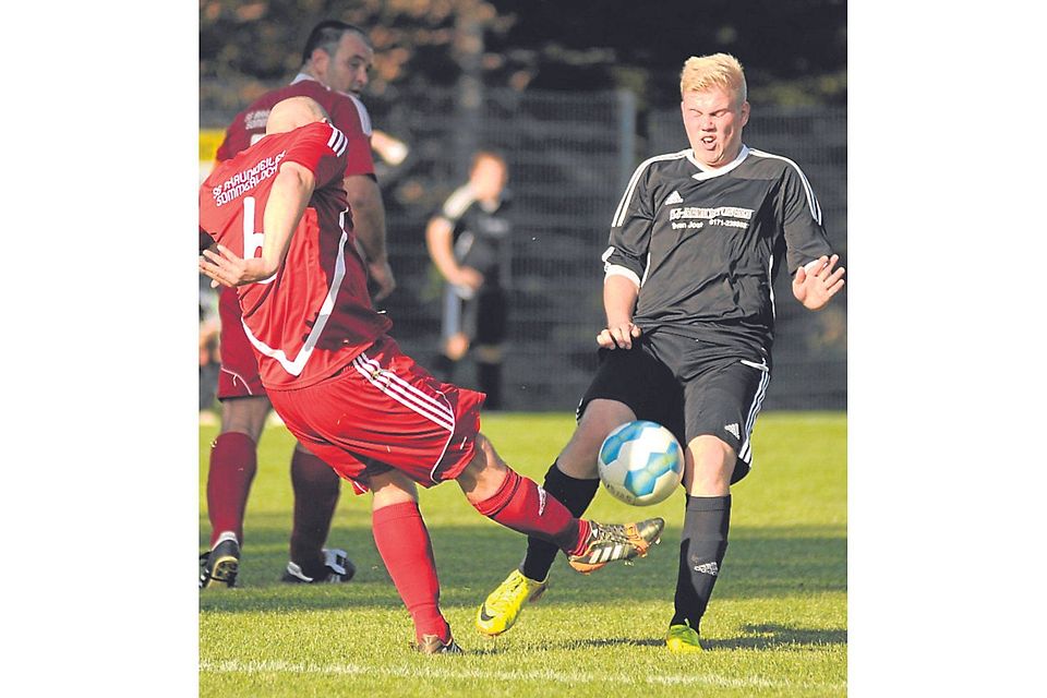Abgeblockt: Feilbingerts Julian Aumer (rechts) wirft sich Braunweilers Daniel Bartsch in die Schussbahn.   (Foto: Heidi Sturm)