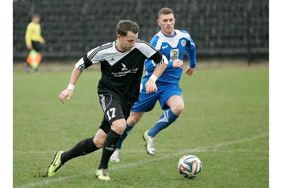 Eisenhüttenstädter Zusammenschluss: EFC-Spieler Alexander Mauch (Nr. 17)(hier gegen Oranienburger Kevin Czasch) wird in der nächsten Saison viele neue Gesichter kennenlernen Foto: Gerrit Freitag